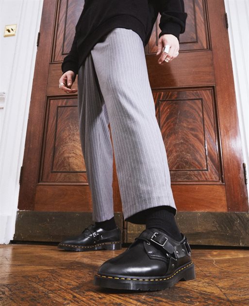 SỰ TRỞ LẠI CỦA DÉP DR. MARTENS CÙNG HOÀNG PHÚC VÀO NĂM 2026