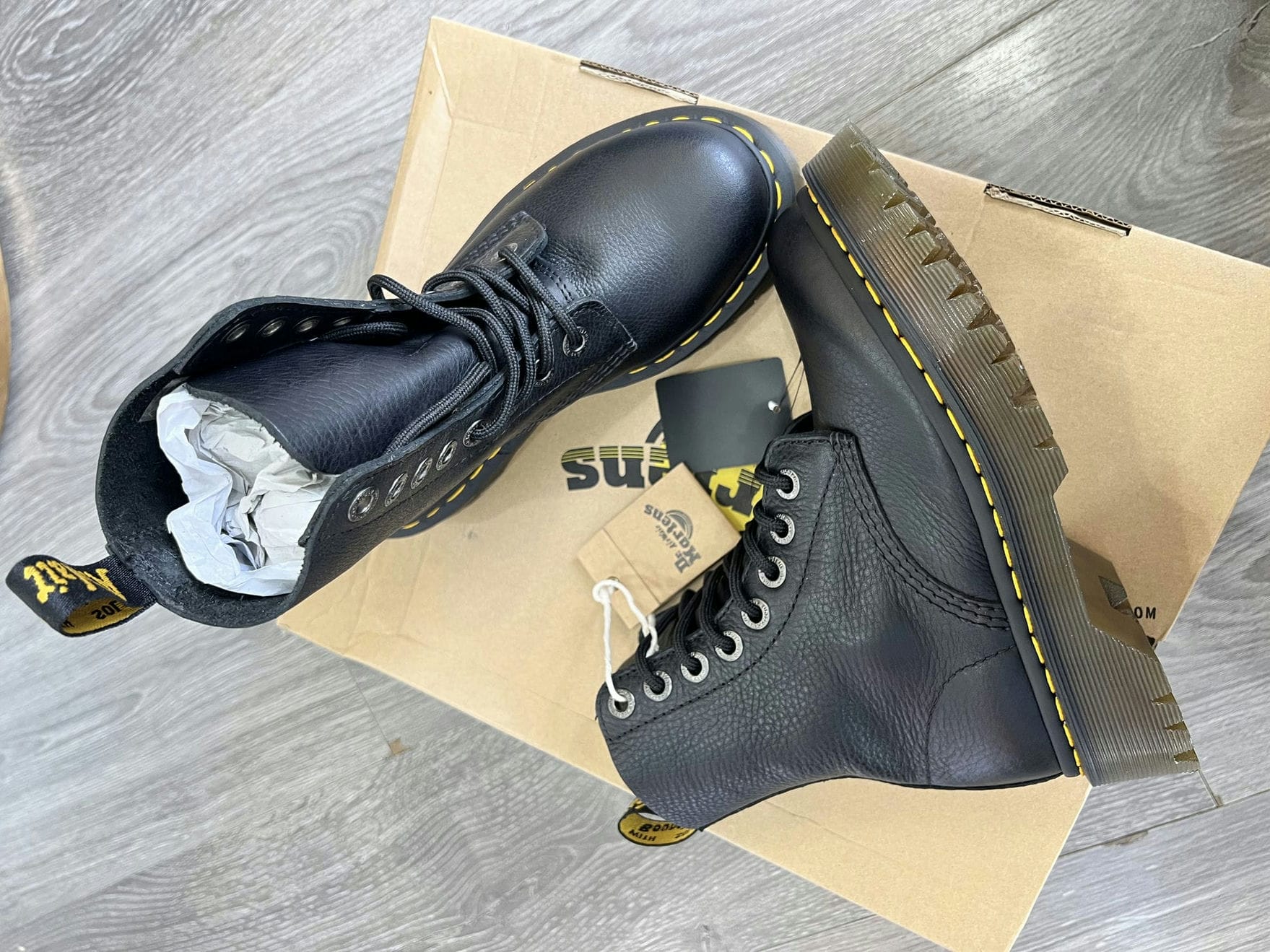 Vì Sao Chúng Ta Nên Vệ Sinh Giày Dép Dr. Martens Định Kỳ?