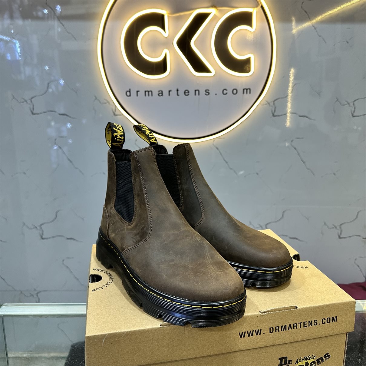 GIÀY DR. MARTENS WYOMING CHELSEA BOOTS – VẺ ĐẸP CỔ ĐIỂN ĐẬM CHẤT “BRITISH STYLE”