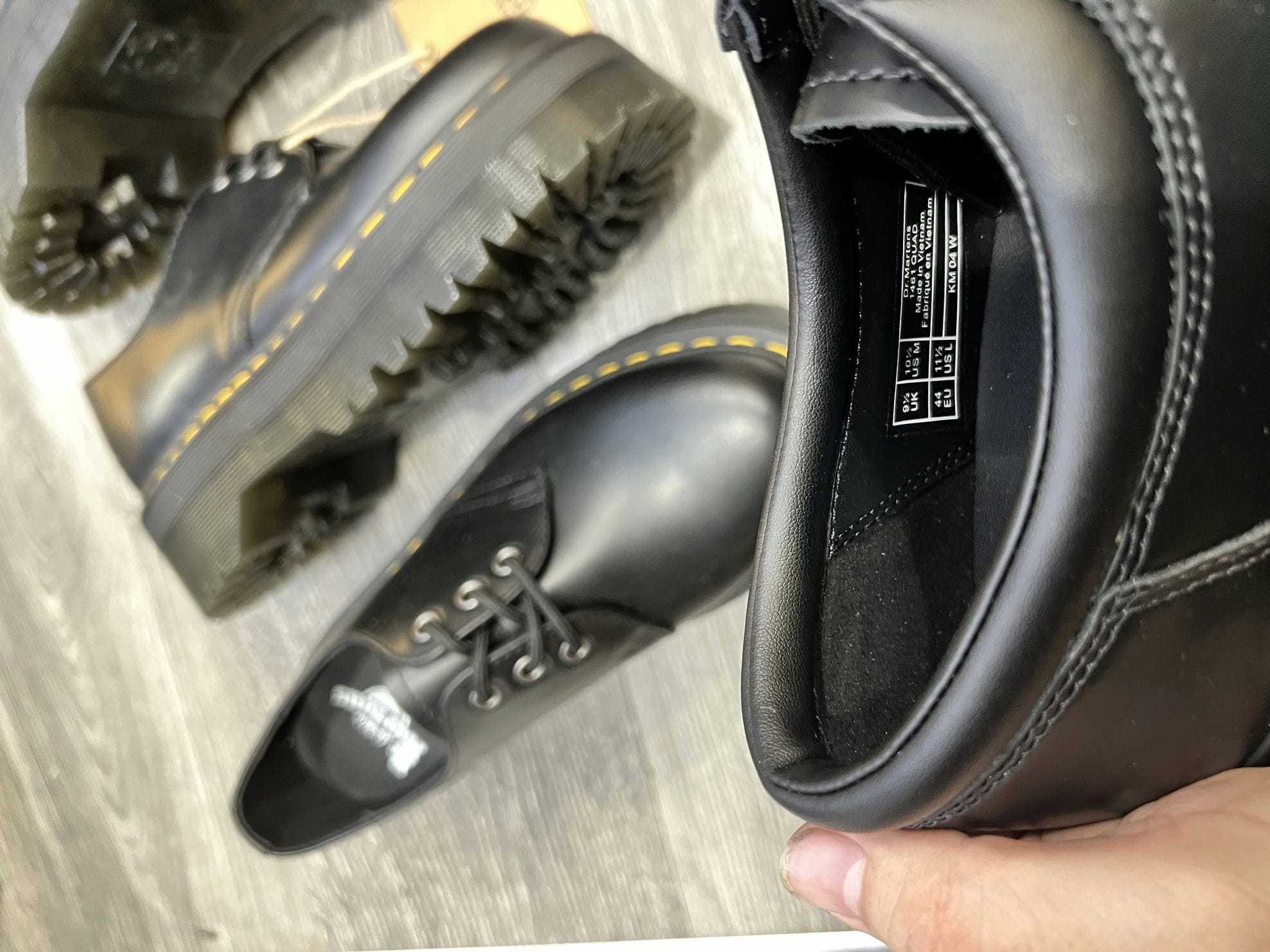Lý do bạn không nên mua Dr. Martens không rõ nguồn gốc
