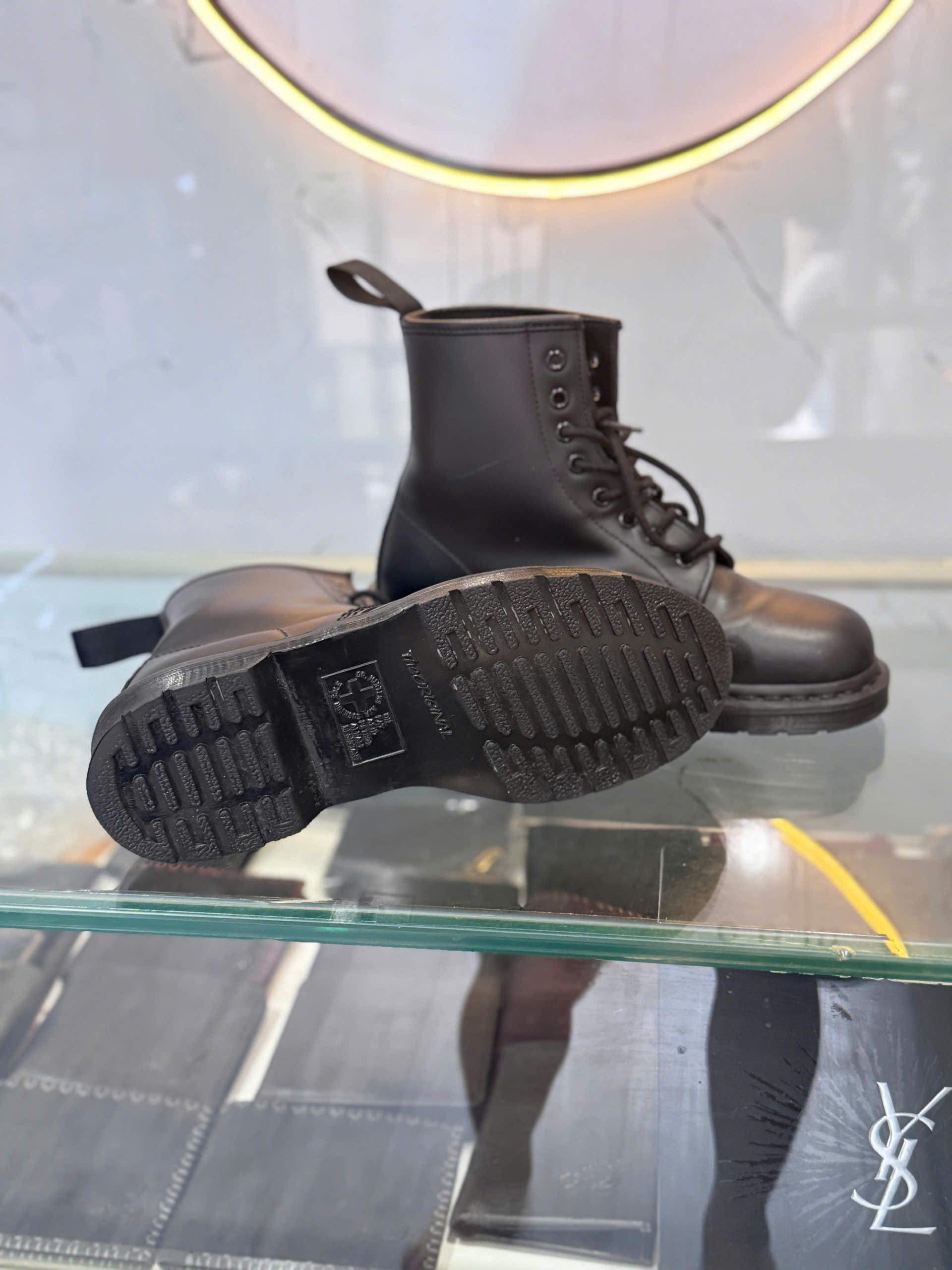 Tác hại khi bảo dưỡng giày Dr. Martens không đúng cách