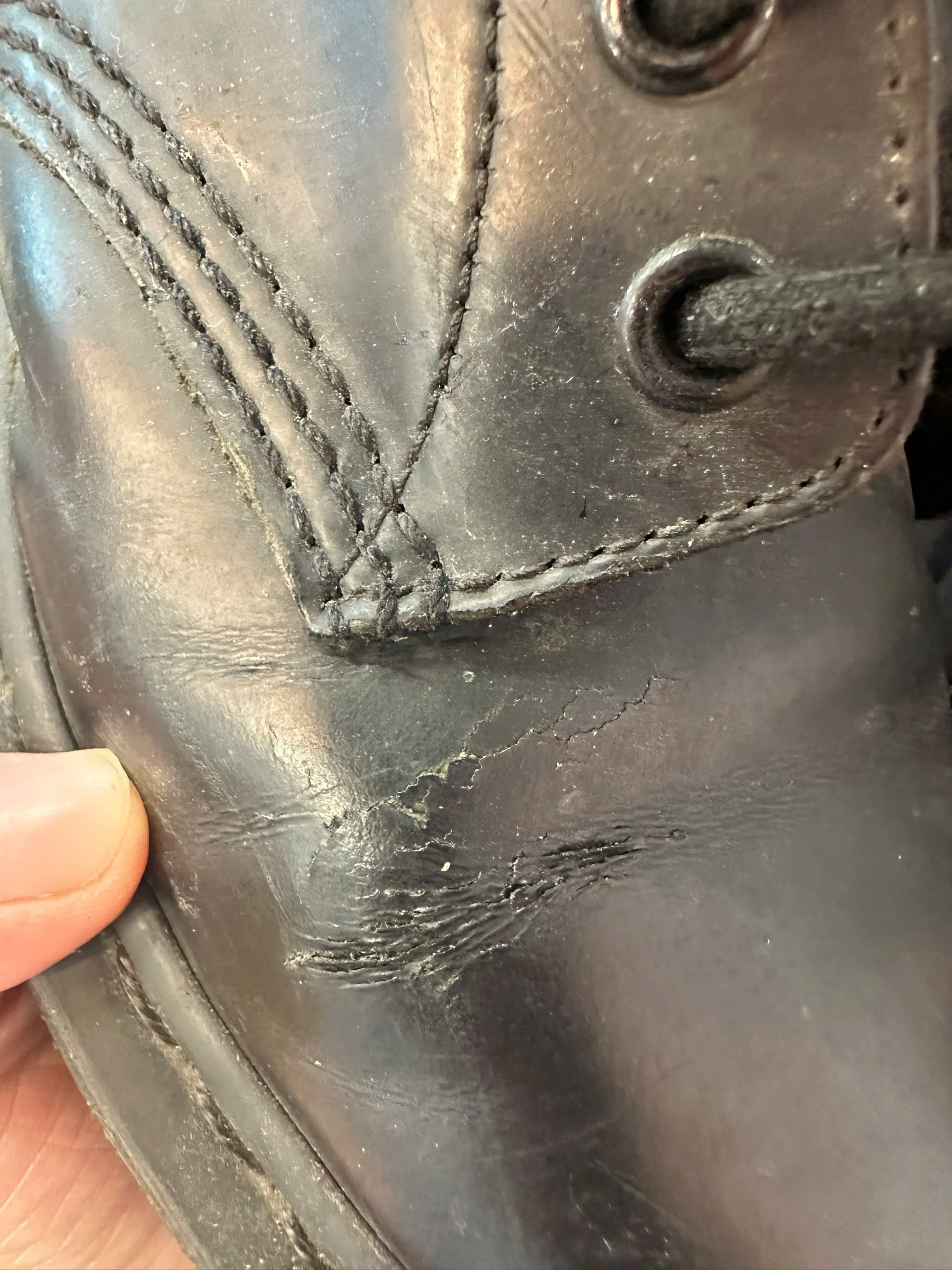 Tại sao nên sửa chữa giày dép Dr. Martens tại các trung tâm chuyên nghiệp?