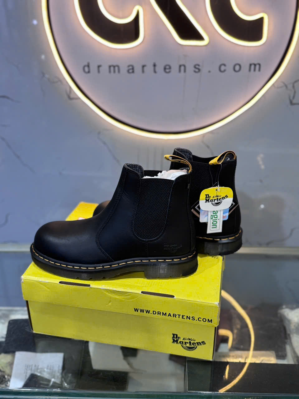 TẠI SAO GIÀY DR. MARTENS FAKE LẠI HAY LẤY MAIN THÁI LAN? – SỰ THẬT ĐẰNG SAU CHIÊU THỨC “MAIN THÁI”